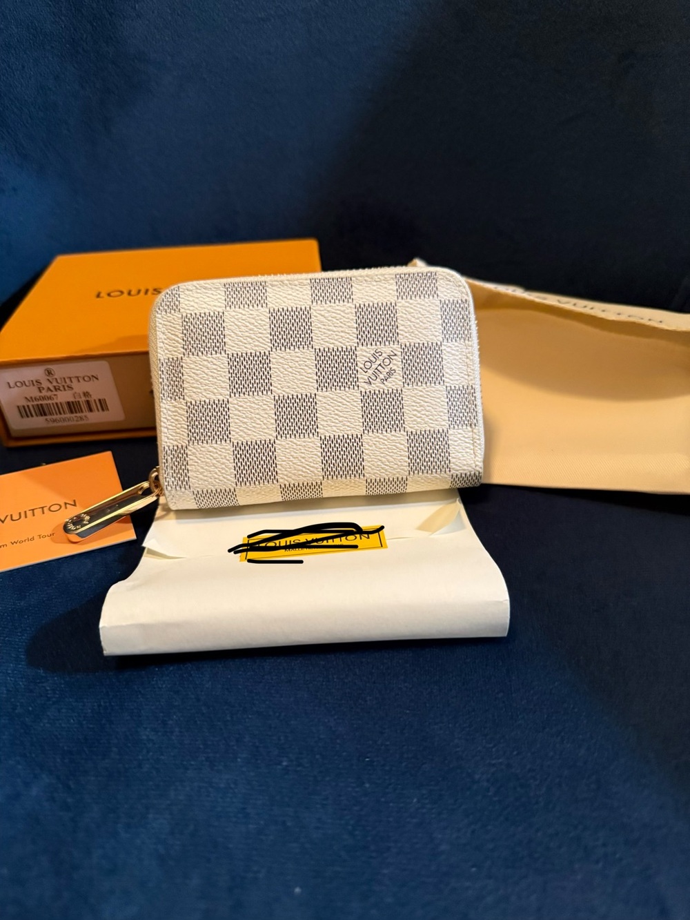 Source Unknown White and Gray Checkered Zip Card Wallet